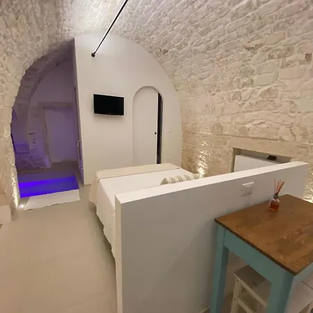 Prima Pietra Con Piscina Idromassaggio Riscaldata Ostuni